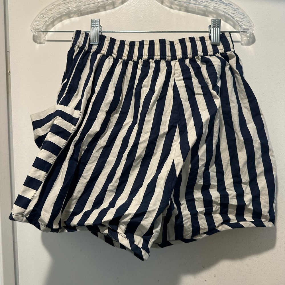 Clare V Navy and White Striped Cargo Shorts Size Small - Picture 2 of 4